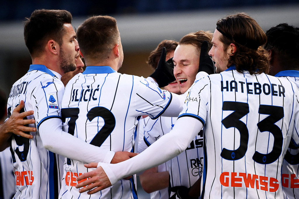 Atalanta berhasil naik ke posisi tiga klasemen sementara setelah mengalahkan Hellas Verona 2-1 pada pekan ke-17 Serie A Liga Italia di Stadion MarcAntonio Bentegodi, Verna, Minggu, 12 Desember 2021, malam.