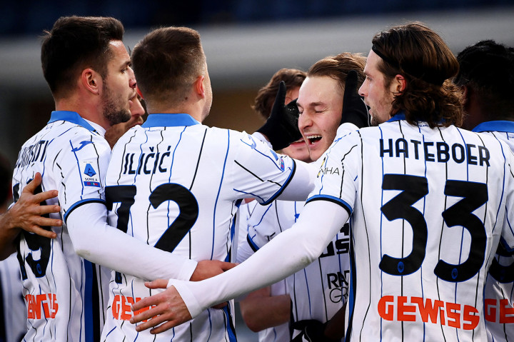 Atalanta berhasil naik ke posisi tiga klasemen sementara setelah mengalahkan Hellas Verona 2-1 pada pekan ke-17 Serie A Liga Italia di Stadion MarcAntonio Bentegodi, Verna, Minggu, 12 Desember 2021, malam.