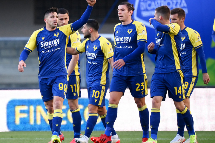 Giovanni Simeone melakukan selebrasi usai mencetak gol ke gawang Atalanta pada pekan ke-17 Serie A Liga Italia di Stadion MarcAntonio Bentegodi, Verna, Minggu, 12 Desember 2021, malam.