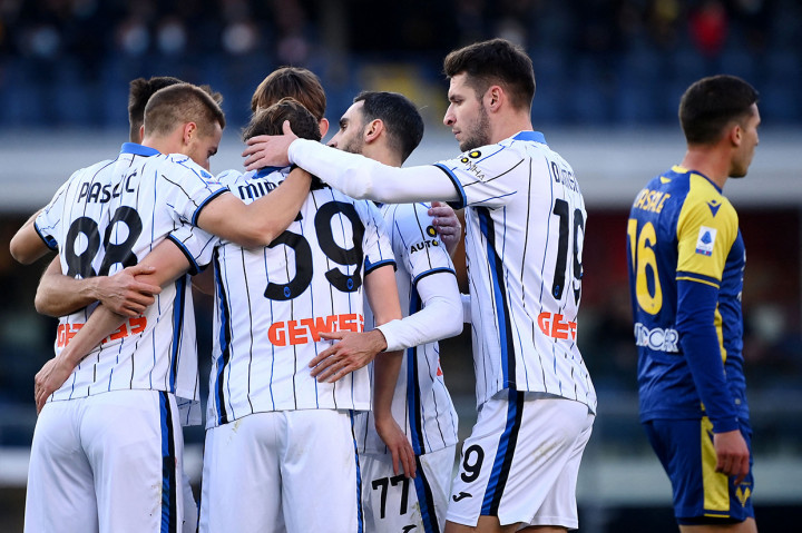 Aleksey Miranchuk melakukan selebrasi usai mencetak gol ke gawang Verona pada pekan ke-17 Serie A Liga Italia di Stadion MarcAntonio Bentegodi, Verna, Minggu, 12 Desember 2021, malam.