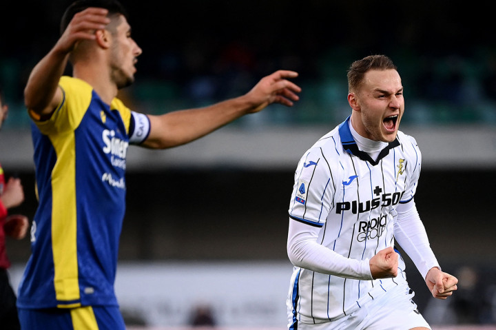 Teun Koopmeiners melakukan selebrasi usai mencetak gol ke gawang Verona pada pekan ke-17 Serie A Liga Italia di Stadion MarcAntonio Bentegodi, Verna, Minggu, 12 Desember 2021, malam.
