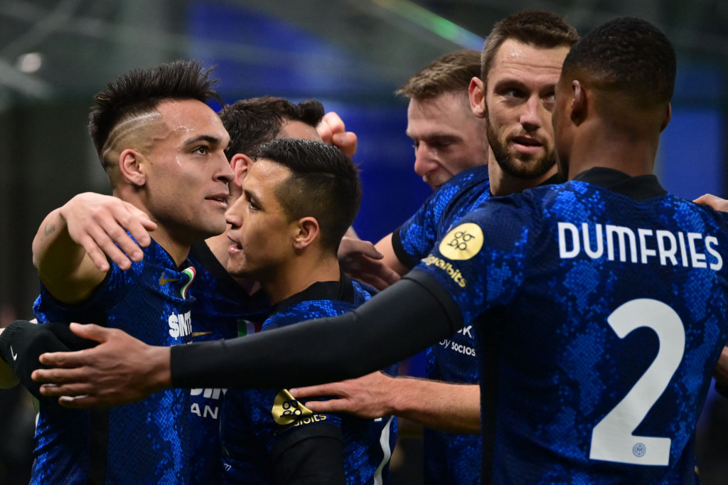 Inter Milan menang telak 4-0 atas tim tamu Cagliari pada giornata ke-17 Liga Italia 2021-2022.