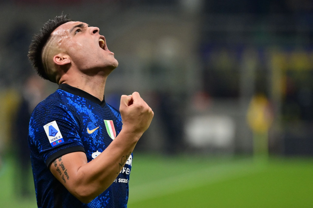 Lautaro Martinez melakukan selebrasi usai mencetak gol ke gawang Cagliari pada giornata ke-17 Liga Italia 2021-2022.