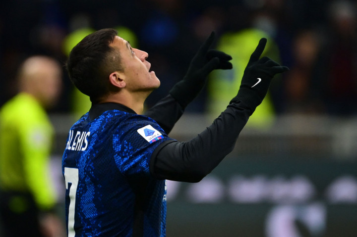 Alexis Sanchez melakukan selebrasi usai mencetak gol ke gawang Cagliari pada giornata ke-17 Liga Italia 2021-2022.