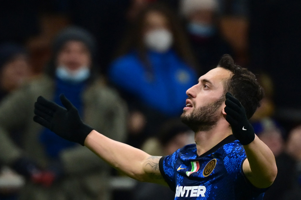 Hakan Calhanoglu melakukan selebrasi usai mencetak gol ke gawang Cagliari pada giornata ke-17 Liga Italia 2021-2022.