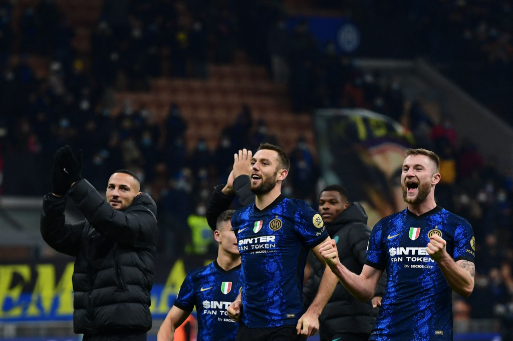 Dengan kemenangan ini, Inter Milan naik ke puncak klasemen Liga Italia 2021-2022, AC Milan.