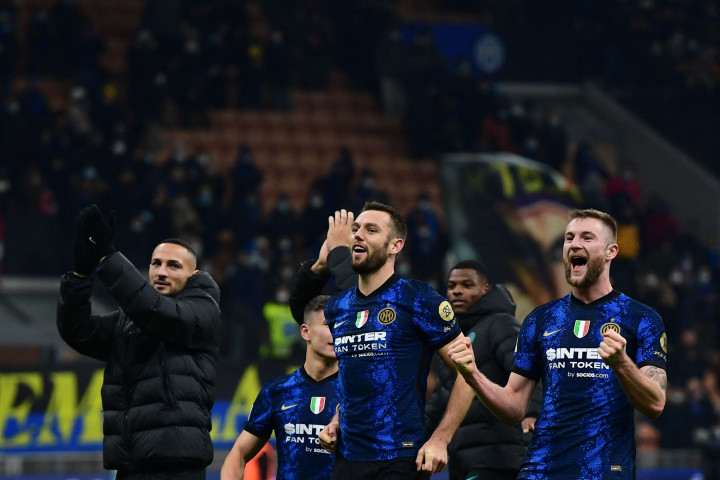 Dengan kemenangan ini, Inter Milan naik ke puncak klasemen Liga Italia 2021-2022, AC Milan.