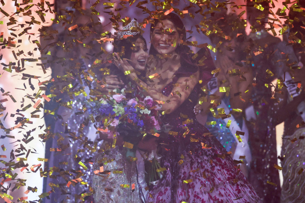 Harnaaz Sandhu mewarisi takhta Miss Universe 2020 Andrea Meza. Andrea tercatat sebagai Miss Universe dengan masa jabatan terpendek. Wanita asal Meksiko itu terpilih sebagai Miss Universe 2020 pada Mei 2021.