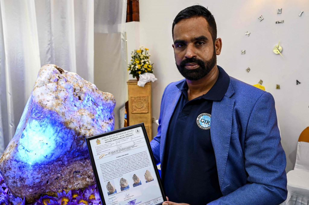 Ahli permata Sri Lanka, yang telah memeriksa safir, mengatakan itu adalah salah satu permata paling langka di dunia karena beratnya lebih dari 300 kg. Kendati demikian oganisasi internasional belum mengesahkan batu mulia itu.