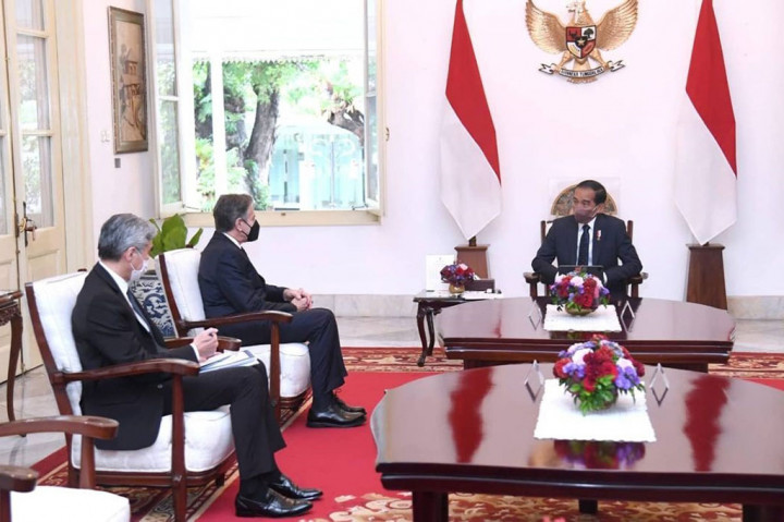 “Indonesia mengharapkan Amerika Serikat dapat menjadi salah satu mitra di bidang ekonomi. Pada saat Presiden bicara mengenai hubungan bilateral, termasuk di bidang investasi, dan Indonesia juga mengharapkan dapat menjadi bagian dari rantai pasok global untuk bidang kesehatan,” ujar Menteri Luar Negeri Retno Marsudi dalam keterangannya usai mendampingi Presiden dalam pertemuan tersebut.