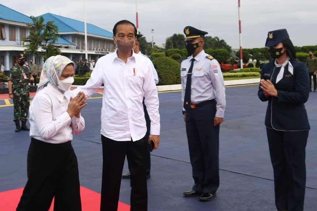 Dari Temanggung, Presiden Jokowi bersama rombongan akan melanjutkan perjalanan menuju Kabupaten Wonosobo untuk menyerahkan bantuan sosial kepada para pedagang kaki lima dan warung, meninjau lokasi lumbung pangan lainnya, dan melakukan penanaman cabai bersama para petani dan masyarakat sekitar.