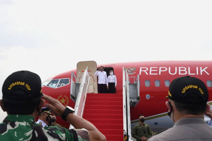 Kepala Negara bersama rombongan lepas landas melalui Pangkalan TNI AU Halim Perdanakusuma Jakarta pada Selasa pagi sekitar pukul 07.00 WIB, dengan menggunakan Pesawat Kepresidenan Indonesia-1.
