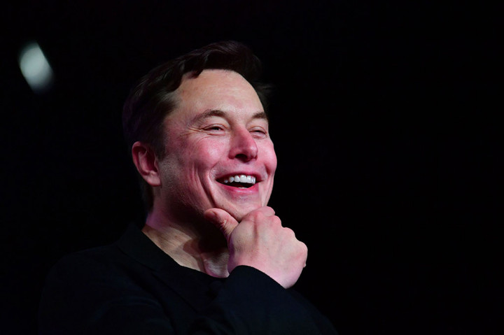Musk -- yang menyalip pendiri Amazon Jeff Bezos sebagai orang terkaya di dunia tahun ini -- memberikan dampak di Bumi dengan perusahaan mobil listrik Tesla-nya dan di luar planet kita dengan roket SpaceX-nya.