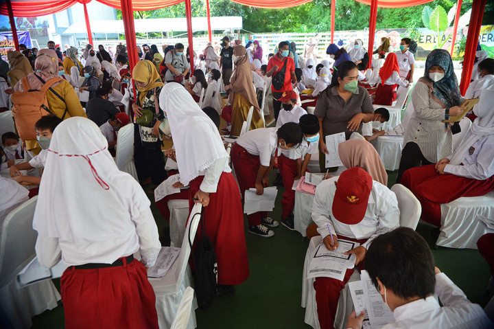 Melalui siaran resmi Kemenkes, Plt. Dirjen Pencegahan dan Pengendalian Penyakit, Kemenkes dr. Maxi Rein Rondonuwu menyatakan jumlah sasaran vaksinasi mencapai 26,5 juta anak berdasarkan data sensus penduduk 2020. 