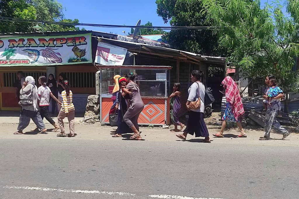  Warga Sikka, Nusa Tenggara Timur (NTT) panik berhamburan keluar dari rumah setelah gempa bumi bermagnitudo 7,5 terjadi di Laut Flores dan berpotensi memicu tsunami, Selasa, 14 Desember 2021.