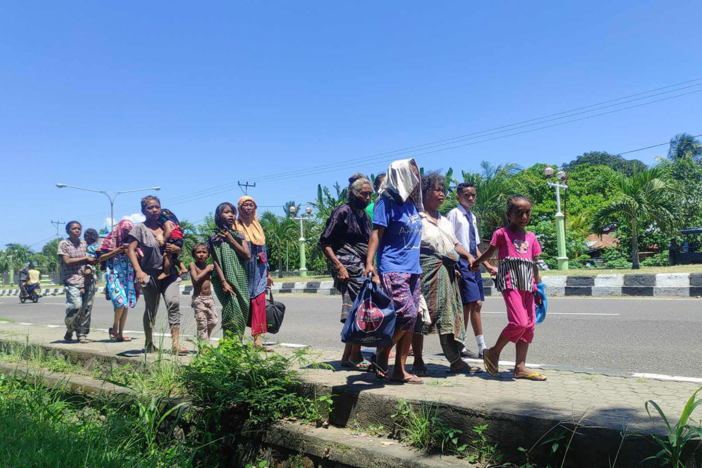 Mereka terlihat berjalan kaki menuju ke Kantor Bupati Sikka untuk menyelamatkan diri. Semua barang-barang berharaga seperti ijazah pun dibawa untuk selamatkan diri.