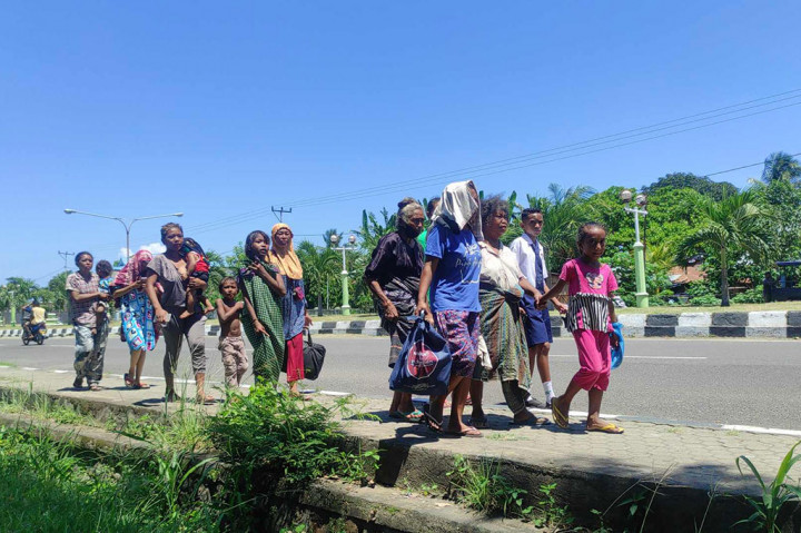 Mereka terlihat berjalan kaki menuju ke Kantor Bupati Sikka untuk menyelamatkan diri. Semua barang-barang berharaga seperti ijazah pun dibawa untuk selamatkan diri.