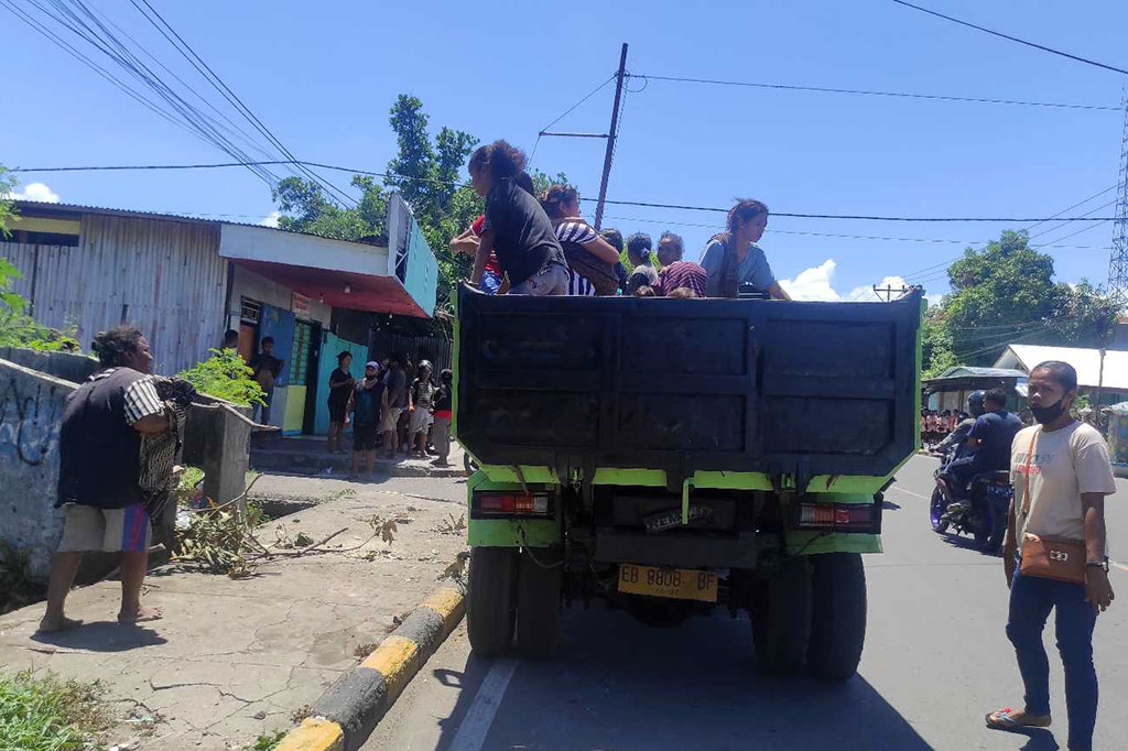 Terlihat sejumlah toko hingga kios ditutup oleh pemiliknya sementara banyak warga lainnya menggunakan truk untuk pergi ke gunung. Sampai berita diturunkan belum ada korban jiwa akibat bencana alam tersebut.

