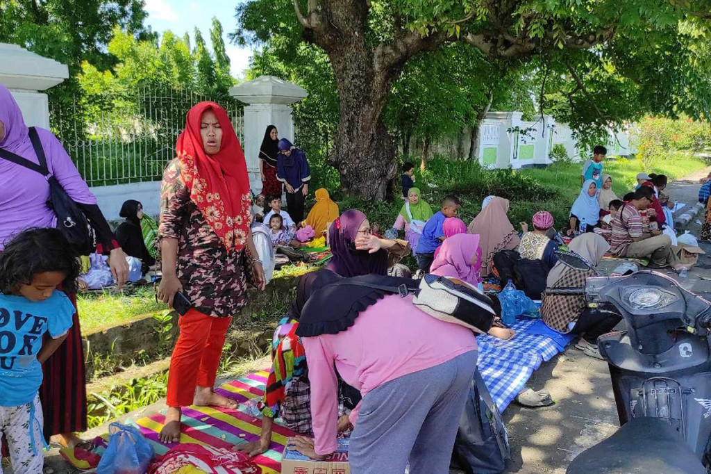 Sejumlah warga yang berasal dari kelurahan Kota Uneng memilih beristirahat di jalan raya. Kebetulan mereka ini tinggal di pesisir pantai. Terlihat mereka mulai pasang terpal di jalan raya yang digunakan untuk istirahat sementara. Sementara yang lain, memiliki tidur di rerumputan.