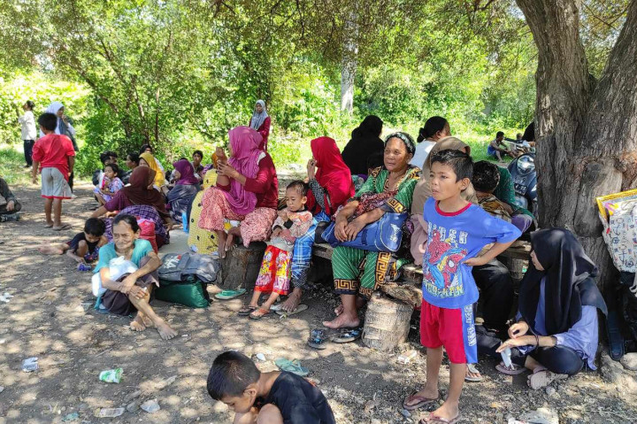 Terlihat sejumlah warga mulai pasang terpal untuk beristirahat. Seperti terlihat di sepanjang jalan raya Eltari, Kecamatan Alok.