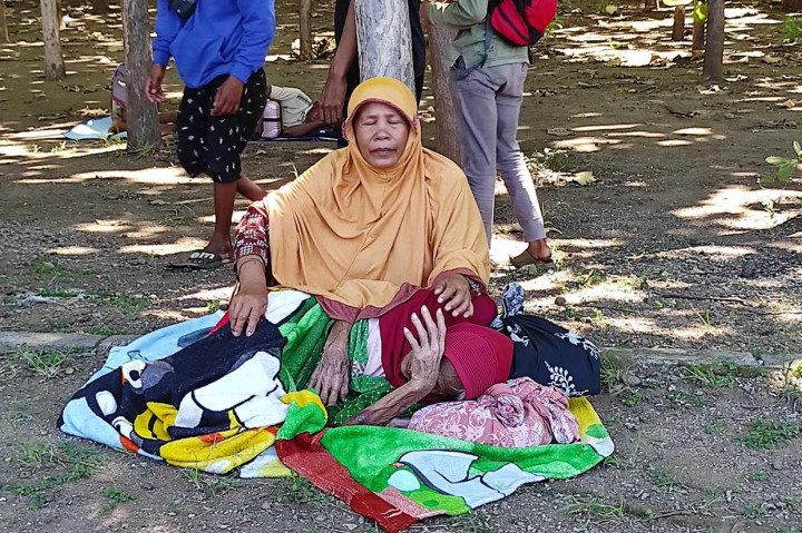 Gempa yang melanda Kabupaten Sikka, Nusa Tenggara Timur hingga berpotensi tsunami Selasa, 14 Desember 2021, membuat warga yang tinggal di pesisir pantai harus pergi mengungsi di tempat yang paling aman. 