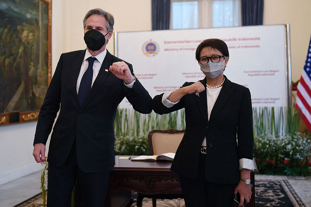 Menlu Retno LP Marsudi (kanan) beradu tangan dengan Menlu Amerika Serikat Antony Blinken saat menerima kunjungan kerja di Kantor Kemenlu Jakarta, Selasa, 14 Desember 2021. Pertemuan bilateral tersebut membahas penguatan kerja sama antar-kedua negara serta membahas berbagai isu kawasan dan global.