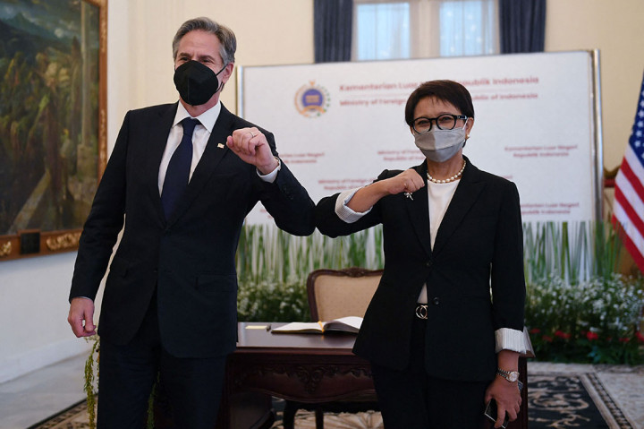 Menlu Retno LP Marsudi (kanan) beradu tangan dengan Menlu Amerika Serikat Antony Blinken saat menerima kunjungan kerja di Kantor Kemenlu Jakarta, Selasa, 14 Desember 2021. Pertemuan bilateral tersebut membahas penguatan kerja sama antar-kedua negara serta membahas berbagai isu kawasan dan global.