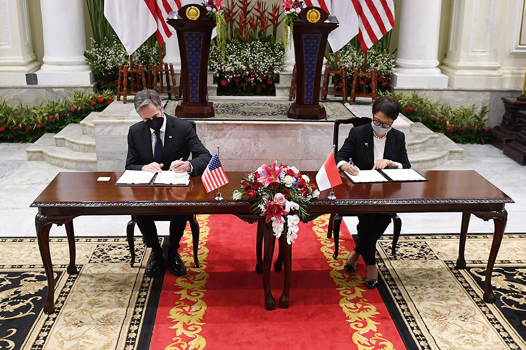 Dalam kesempatan tersebut, kedua negara menandatangani tiga nota kesepahaman (MoU) di bidang maritim, pendidikan, dan Peace Corps Program yang digagas AS untuk meningkatkan hubungan antarmasyarakat (people-to-people contact).