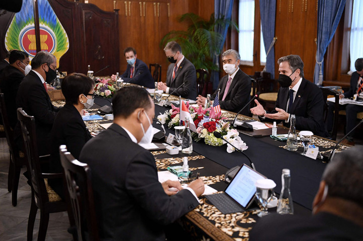 Selain itu, Indonesia dan AS juga menegaskan kembali komitmen untuk meningkatkan kerja sama perdagangan dan investasi. Angka perdagangan bilateral Indonesia-AS mencapai USD29,6 miliar (sekitar Rp424 triliun) pada Januari-Oktober 2021, atau naik 33,9 persen dibandingkan periode yang sama tahun lalu.
