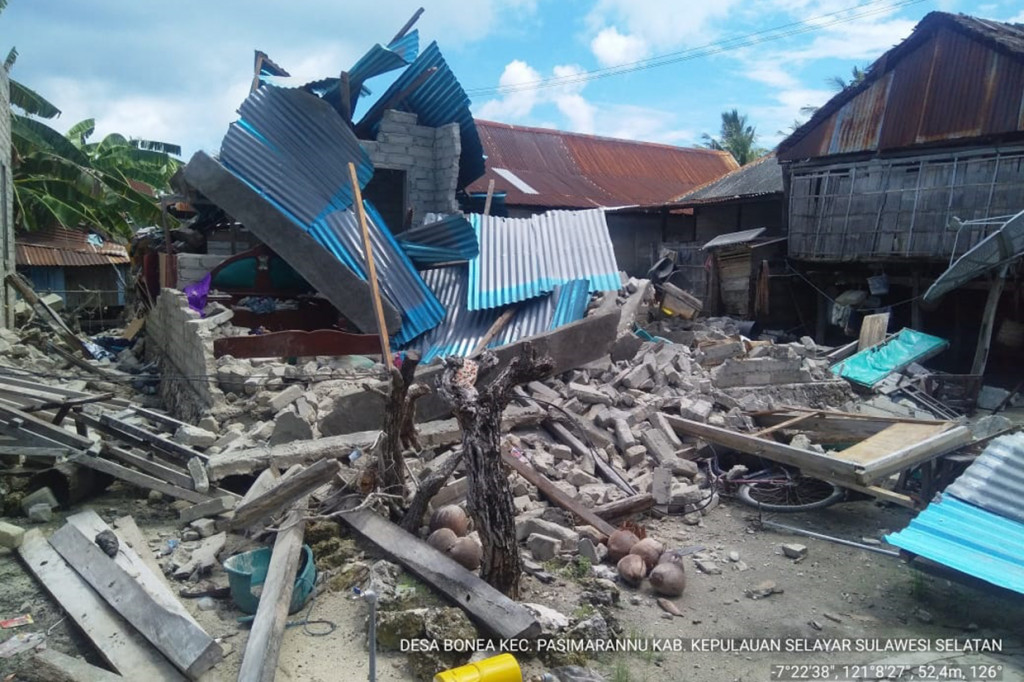 Gempa M 7,5 yang disertai sejumlah gempa susulan di Nusa Tenggara Timur (NTT), ikut berdampak di sejumlah wilayah di Sulawesi Selatan, khususnya yang terdekat seperti Kabupaten Kepulauan Selayar. Bahkan tercatat ada dua kecamatan yang paling terdampak di wilayah tersebut.