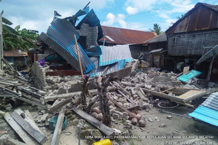 Gempa M 7,5 yang disertai sejumlah gempa susulan di Nusa Tenggara Timur (NTT), ikut berdampak di sejumlah wilayah di Sulawesi Selatan, khususnya yang terdekat seperti Kabupaten Kepulauan Selayar. Bahkan tercatat ada dua kecamatan yang paling terdampak di wilayah tersebut.
