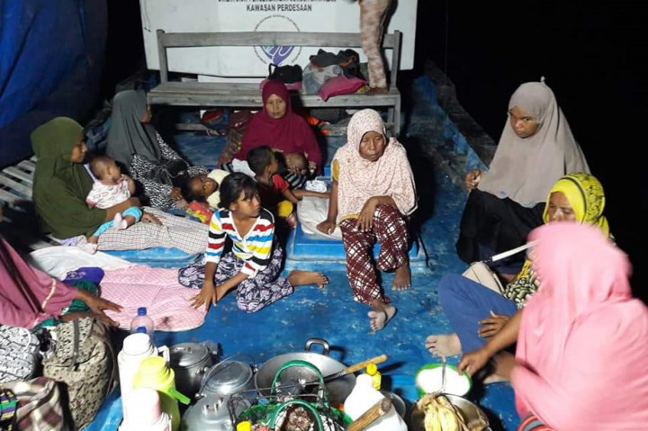 Warga di kepulauan di pesisir pantai Utara Pulau Flores harus bermalam di atas bukit. Hal ini dikarenakan mereka masih takut adanya tsunami pasca gempa M 7,4 yang melanda Kabupaten Sikka, Nusa Tenggara Timur, Selasa, 14 Desember 2021.