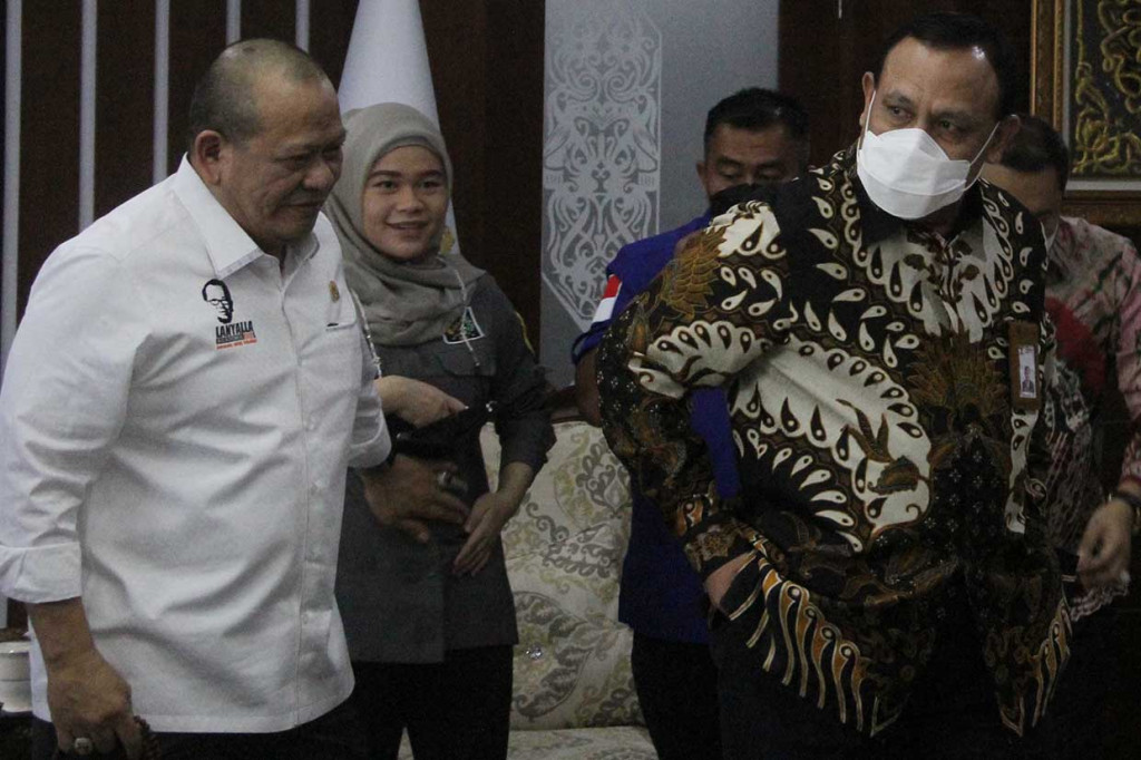 Ketua Komisi Pemberantasan Korupsi (KPK) Firli Bahuri (kanan) bersama dengan Ketua Dewan Perwakilan Daerah (DPD) RI La Nyalla Mahmud Mattalitti (kiri) setelah pertemuan tertutup sebelum rapat dengan Komite I DPD di Gedung Nusantara III, Komplek Parlemen Senayan, Jakarta, Selasa, 14 Desember 2021.