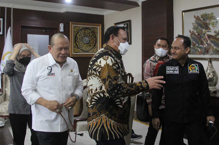 ?Belum diketahui apa yang menjadi bahan pembahasan antara Firli, La Nyalla beserta sejumlah pimpinan DPD lainnya. Awak media juga tak diperkenankan meliput jalannya rapat karena dilakukan secara internal bersifat tertutup.