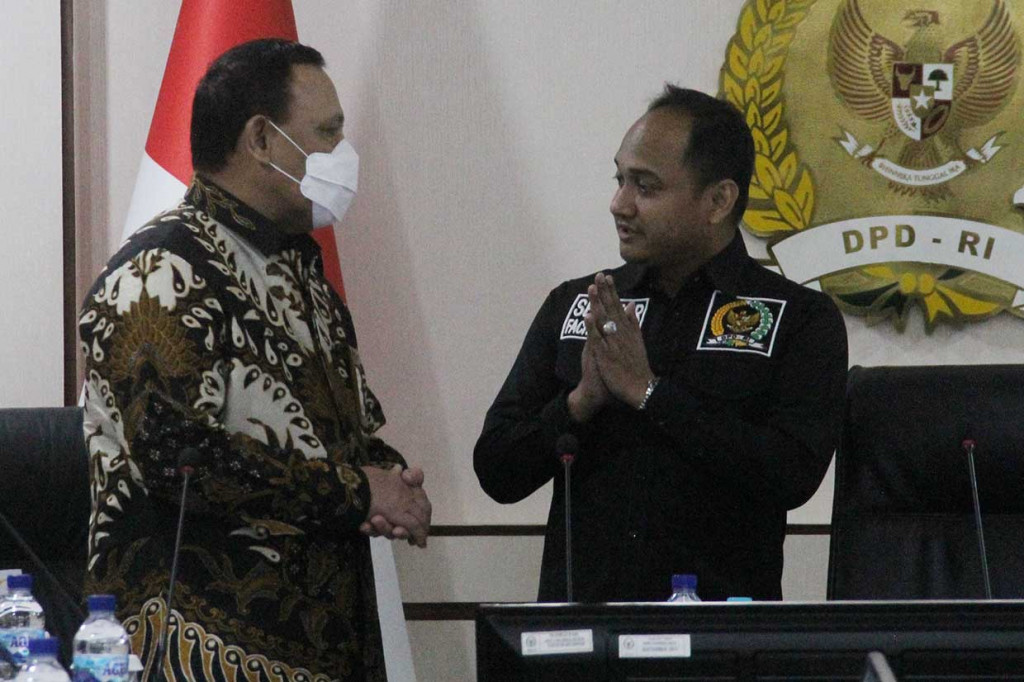 Ketua Komisi Pemberantasan Korupsi (KPK) Firli Bahuri (kiri bersama dengan Ketua Komite I DPD Fachrul Razi (kanan) sebelum rapat tertutup dengan Komite I DPD di Gedung Nusantara III, Komplek Parlemen Senayan, Jakarta, Selasa, 14 Desember 2021.