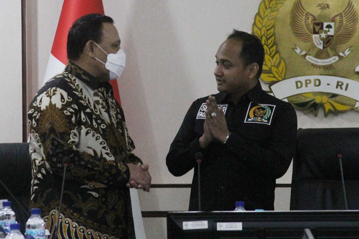 Ketua Komisi Pemberantasan Korupsi (KPK) Firli Bahuri (kiri bersama dengan Ketua Komite I DPD Fachrul Razi (kanan) sebelum rapat tertutup dengan Komite I DPD di Gedung Nusantara III, Komplek Parlemen Senayan, Jakarta, Selasa, 14 Desember 2021.