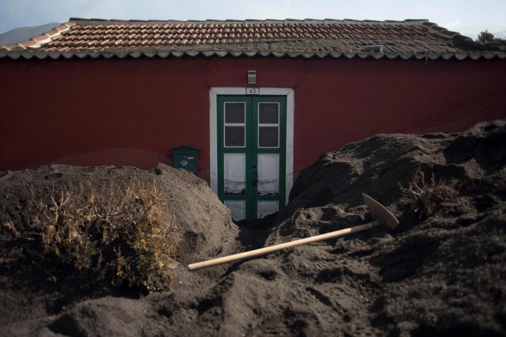 Gunung Cumbre Vieja di La Palma, Kepulauan Canaria, Spanyol meletus sejak 19 September 2021. Gunung ini memuntahkan lahar dan material vulkanis tiga bulan berturut-turut.