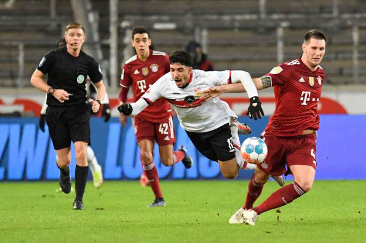 Tertinggal hanya 0-1 membuat Stuttgart percaya diri untuk tampil agresif di awal paruh kedua. Sayang beberapa peluang mereka tak banyak merepotkan kiper Manuel Neuer di bawah mistar gawang Bayern.