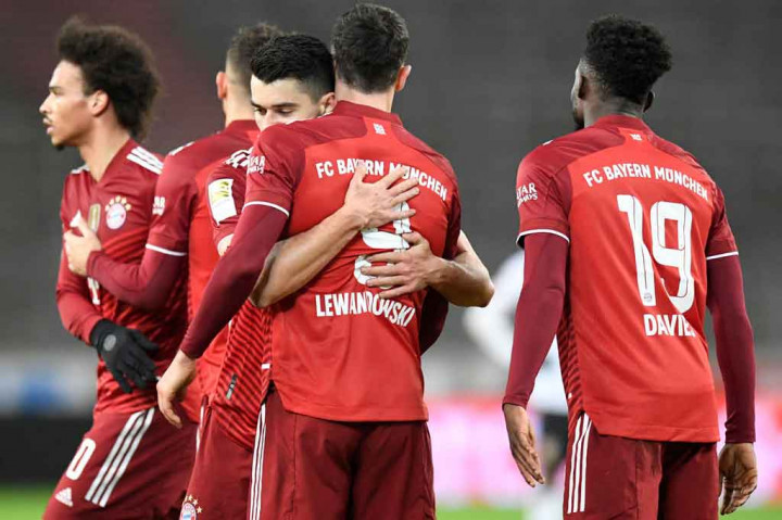 Bayern memperbesar keunggulan mereka pada menit ke-69 saat Robert Lewandowski tenang melepaskan sontekan yang melewati atas kepala kiper Florian Mueller.