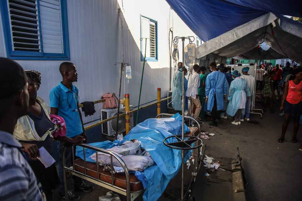 Seorang dokter di RS mengatakan kepada stasiun radio lokal Magik9 bahwa dua orang telah meninggal di sana dan 40 pasien lainnya terluka parah.  