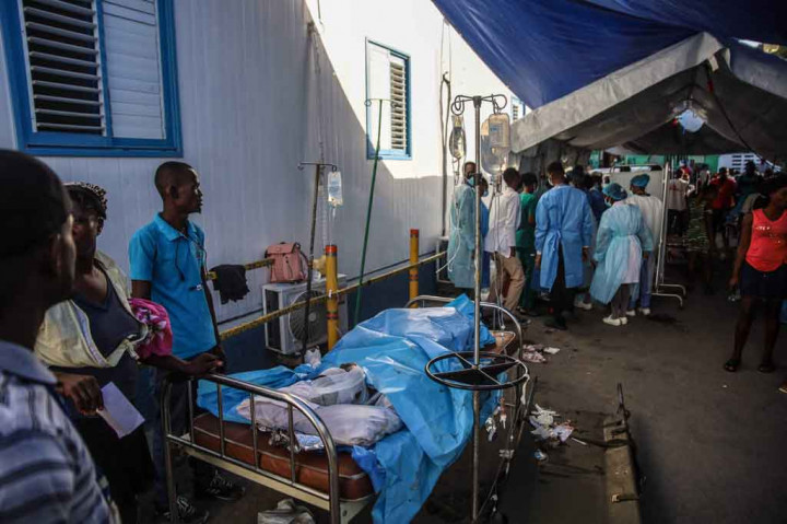 Seorang dokter di RS mengatakan kepada stasiun radio lokal Magik9 bahwa dua orang telah meninggal di sana dan 40 pasien lainnya terluka parah.  