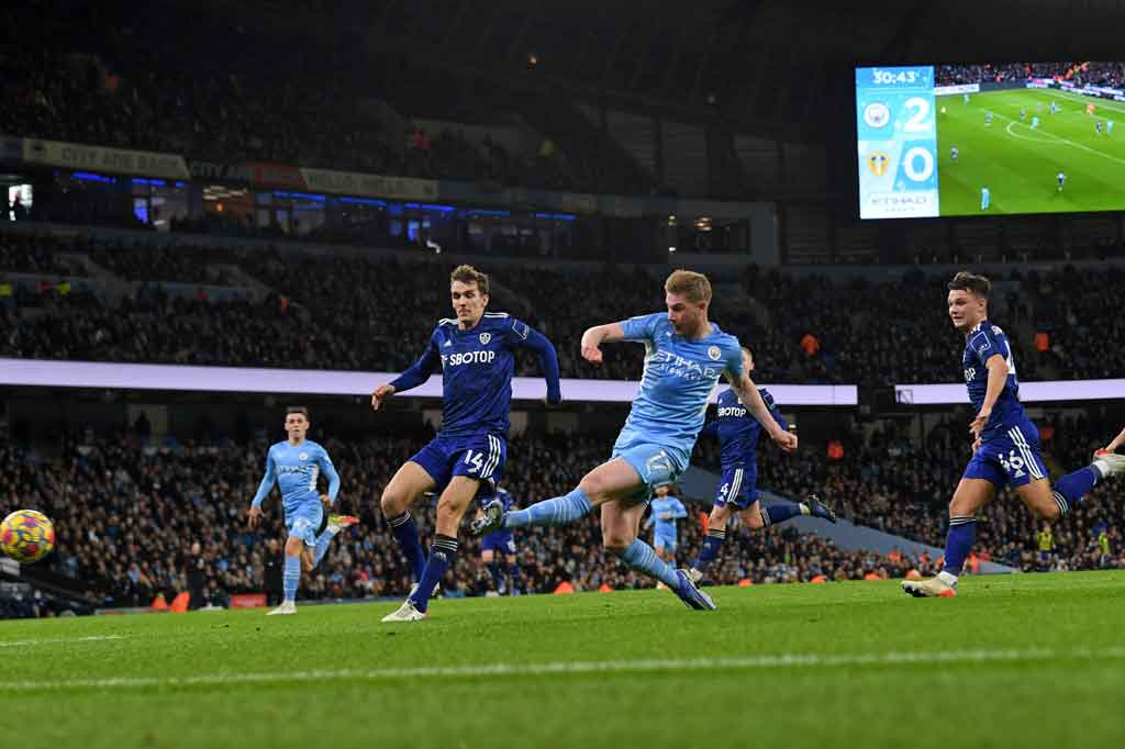 Lantas pada menit ke-32 giliran Kevin De Bruyne yang mencetak gol dengan sepakan keras menyambut umpan terobosan dari Rodri untuk membuat City memimpin 3-0 hingga turun minum.