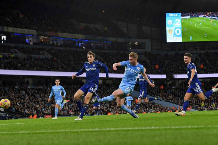 Lantas pada menit ke-32 giliran Kevin De Bruyne yang mencetak gol dengan sepakan keras menyambut umpan terobosan dari Rodri untuk membuat City memimpin 3-0 hingga turun minum.