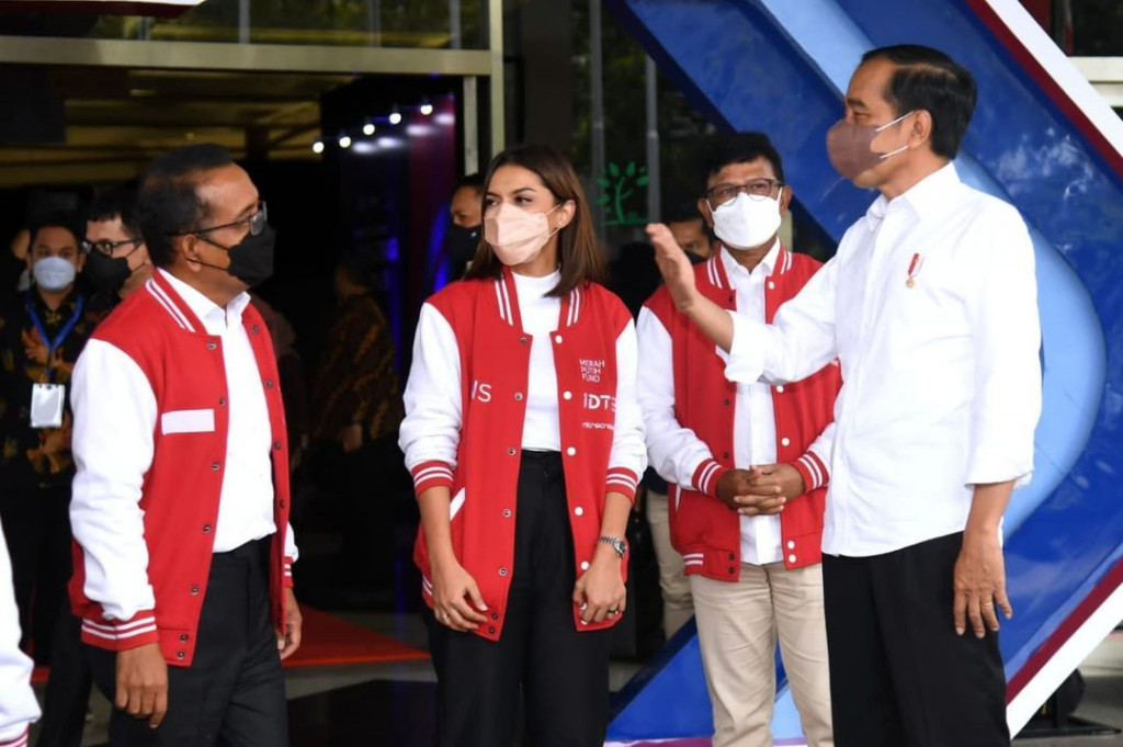 Oleh karena itu, Presiden Jokowi menekankan pentingnya menyiapkan strategi untuk mengambil kesempatan di tengah kemajuan digital dunia melalui ekosistem digital.