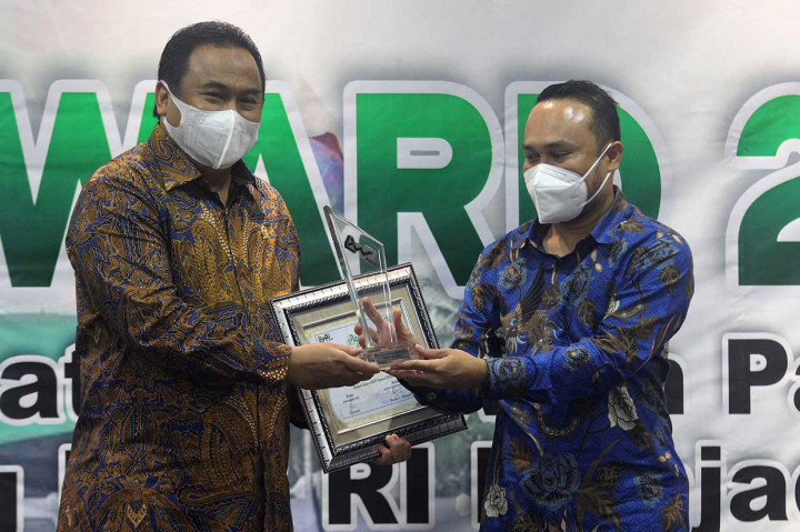 Wakil Ketua DPR-RI Rachmad Gobel (kiri) menerima Plakat dan Piala KWP Award 2021 dari Ketua Koordinator Wartawan Parlemen DPR Marlen Sitompul (kiri) pada acara KWP Award dengan tema Koordinatoriat Wartawan Parlemen Dukung DPR-RI Menajdi Parlemen Moderen di Media Center MPR/DPR/DPD, Gedung Nusanatara III, Komplek Parlemen Senayan, Jakarta, Rabu, 15 Desember 2021.