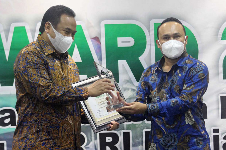 Wakil Ketua DPR RI Rachmat Gobel, meraih anugerah KWP Award 2021 sebagai pimpinan DPR paling aspiratif. Gobel mengucapkan terima kasih atas apresiasi tersebut.
