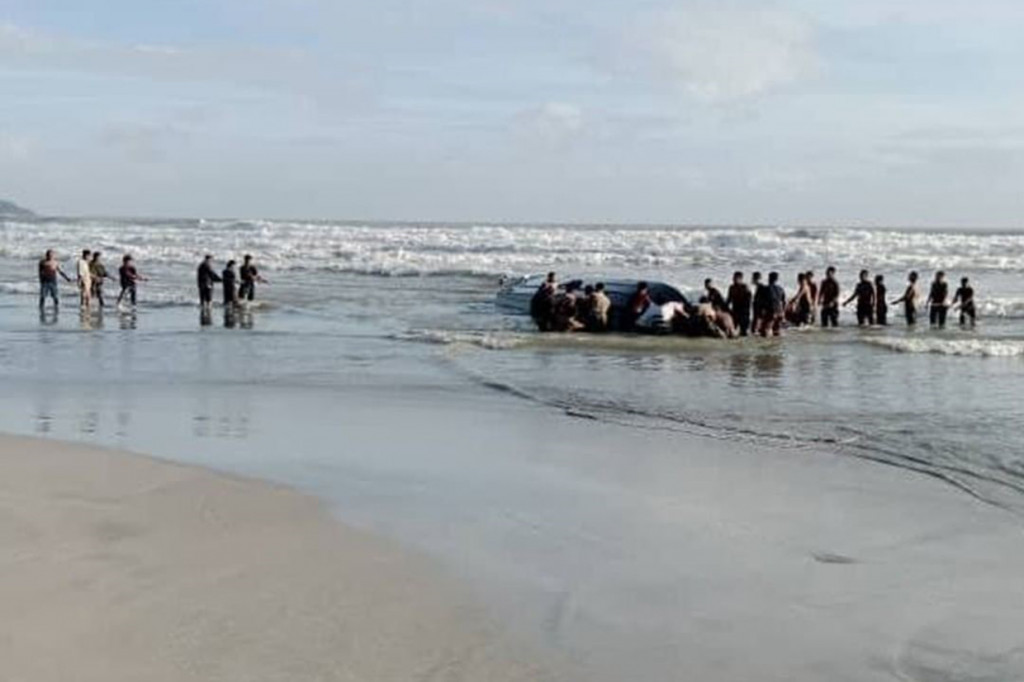 Mereka yang hilang diyakini telah melarikan diri ke persembunyian atau tenggelam, dan pihak berwenang telah mengerahkan perahu dan pesawat untuk memburu mereka. 