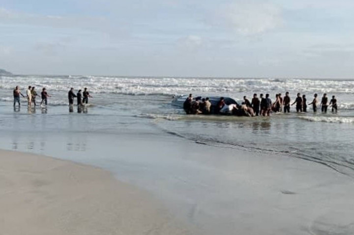 Mereka yang hilang diyakini telah melarikan diri ke persembunyian atau tenggelam, dan pihak berwenang telah mengerahkan perahu dan pesawat untuk memburu mereka. 