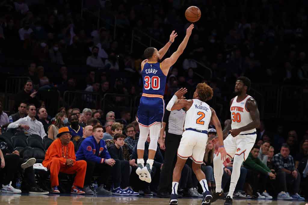 Guard Stephen Curry menjadi raja baru three point sepanjang masa NBA usai melampaui rekor sebelumnya yang dipegang Ray Allen, Rabu, 15 Desember 2021 WIB. Rekor tersebut diraih Curry saat Golden State Warriors menundukkan New York Knicks 105-96.