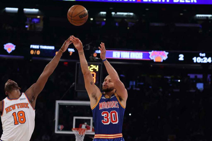 Curry menyamai rekor Allen dengan lemparan tiga angkanya yang ke-2.973 dengan 10:50 tersisa di kuarter pertama dengan tembakan pertamanya. Dia kemudian melewati rekor tersebut beberapa menit kemudian dengan mencetak 2.974 three point yang membuat penonton di Madison Square Garden bersorak-sorai.